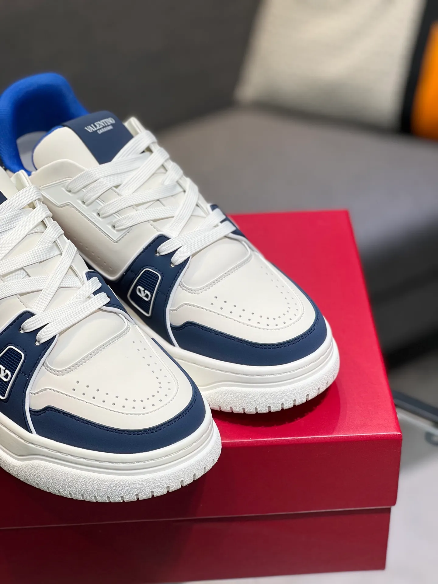 Men's Men's Shoes 💰660 Valentino 2023 early autumn new star shoes are now online! Wang Hedi and Ren Jialun have been worn by many celebrities. Who can refuse the same couple shoes as Wang Hedi! The design of Stars Stab My Heart is cool and spicy. The material of the shoes is cowhide, and every color is beautiful! Size 35-40, men’s size 39-44 (women’s 41, men’s 38, 45🉑️customized)
